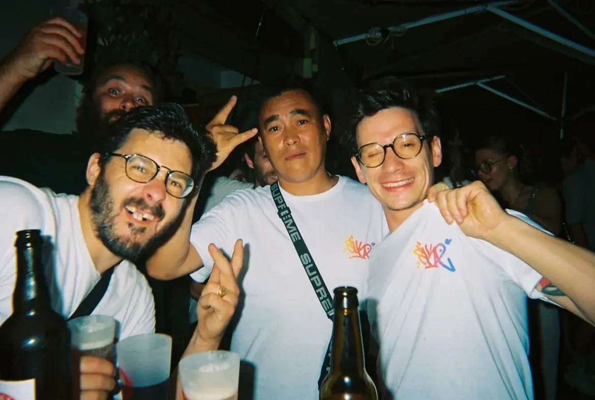 Une bande d’amis, bières à la main, en pleine soirée à Mammouth