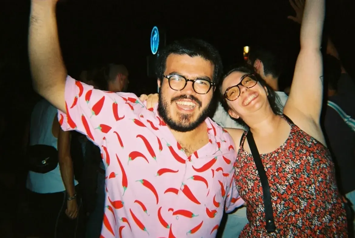 Deux invités bras levés et tout sourire pendant une soirée à Mammouth