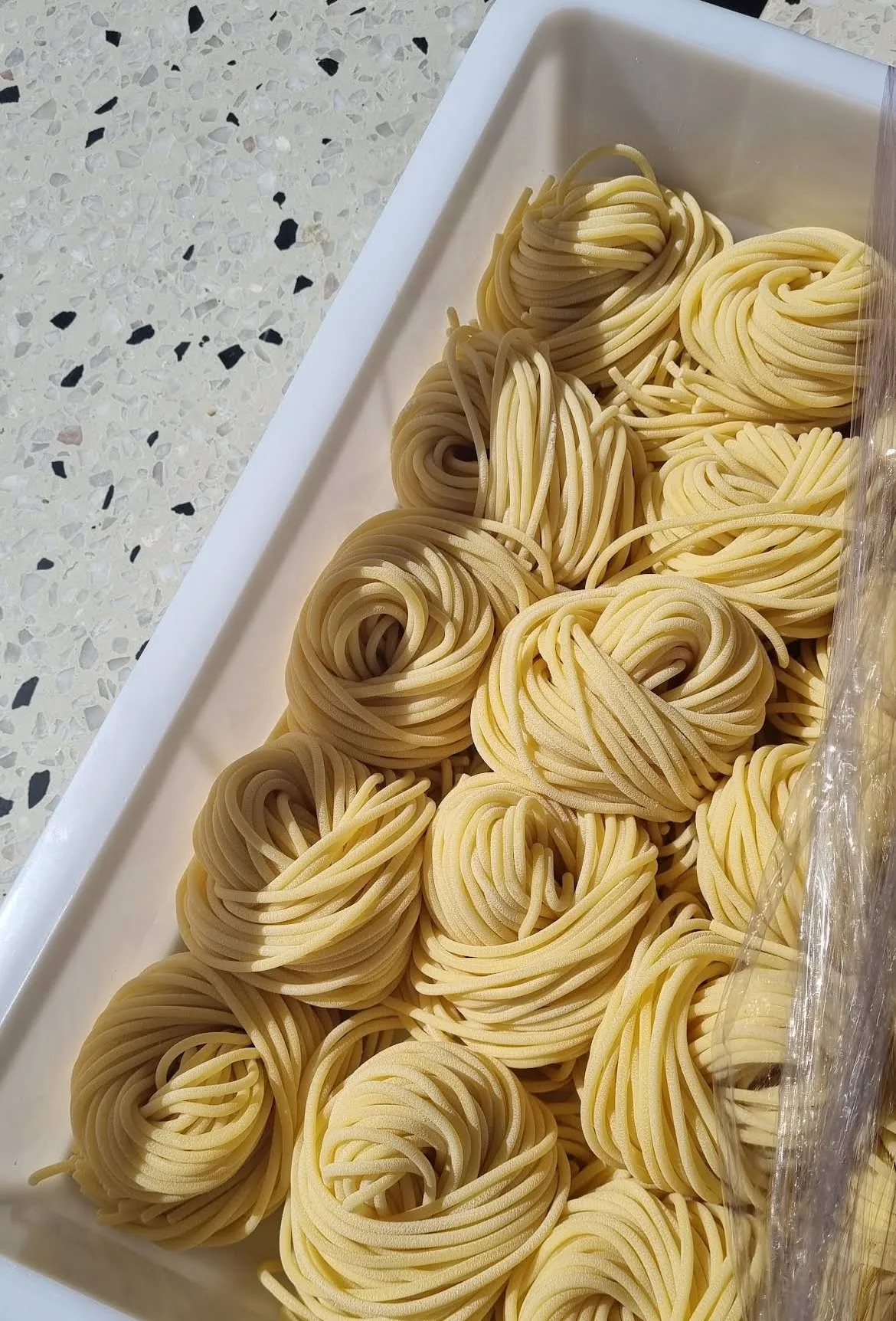 Nids de pâtes fraîches préparés en cuisine